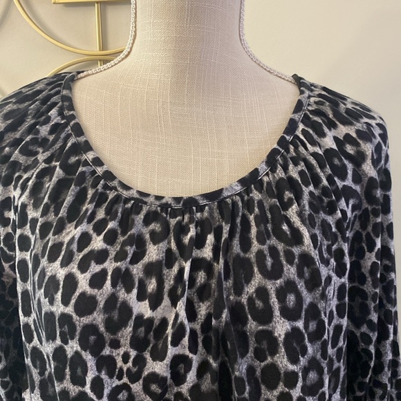 Michael Kors woman’s black white snow leopard scoop neck logo ruffle sleeve M - Picture 4 of 12
